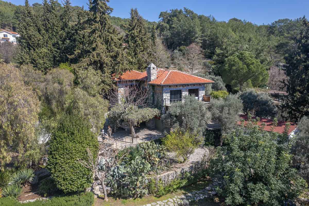 Farmhouse for Sale with Large Garden