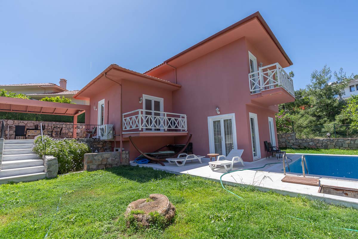 Detached villa with pool for rent in Göcek