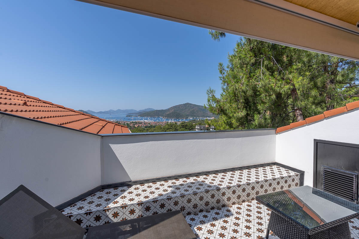 Sea View Attic Duplex in Mira Park