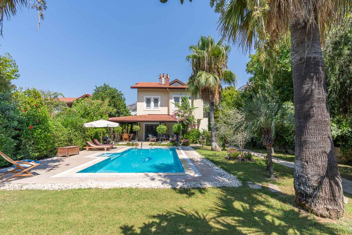 Detached Villa in Town Center