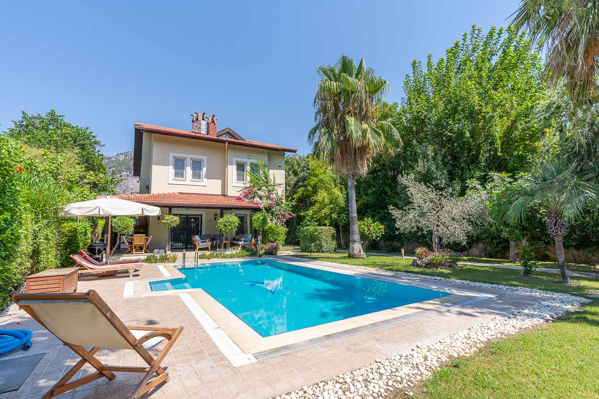Detached Villa in Town Center
