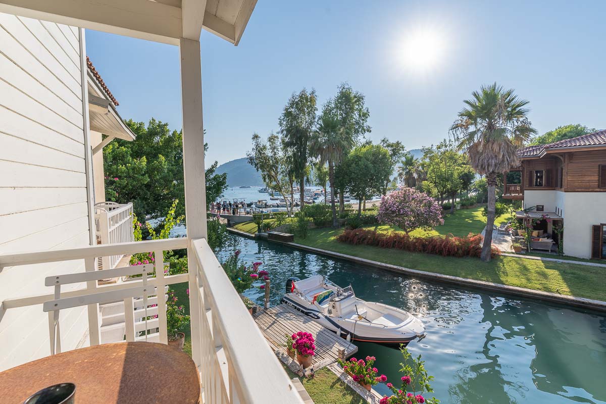 Villa for Sale in Portville by the Canal with Private Dock