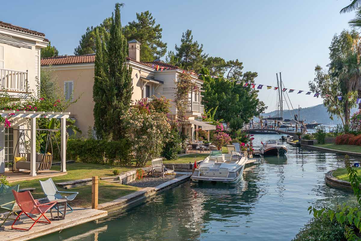 Villa for Sale in Portville by the Canal with Private Dock