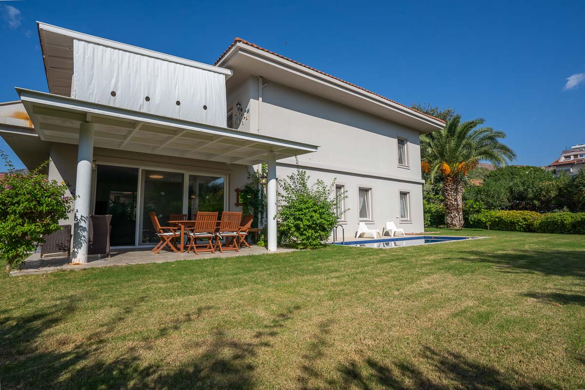 Seafront Garden Apartment with Private Pool in Göcek